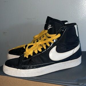 Nike 318705-012 Blazer Mid Swoosh Size 6Y
